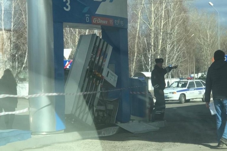 Автомобиль начал движение и повредил колонку Автомобиль начал движение и повредил колонку