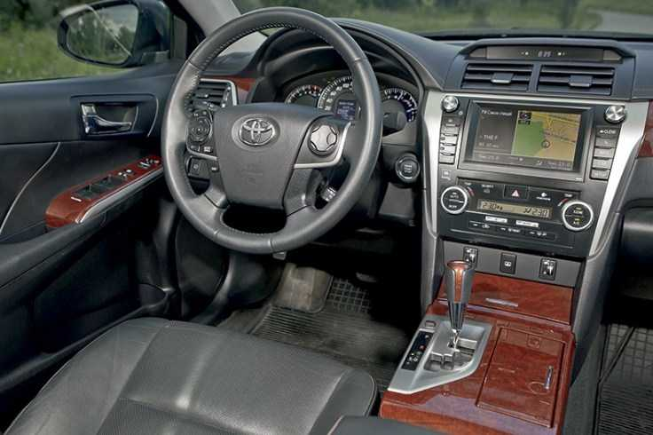 Camry богаче, дизайн консервативен, но любители марки ценят такой подход Camry богаче, дизайн консервативен, но любители марки ценят такой подход