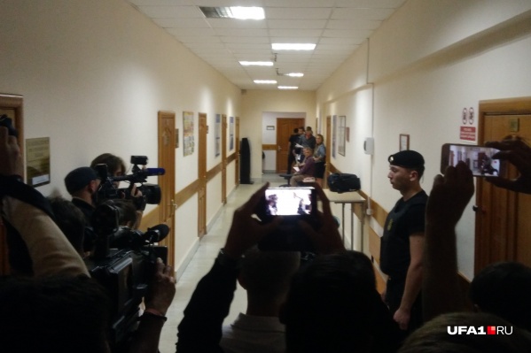 В день рассмотрения дела против Павла Яромчука, Салавата Галиева и Эдуарда Матвеева в коридорах суда неизменно дежурят журналисты В день рассмотрения дела против Павла Яромчука, Салавата Галиева и Эдуарда Матвеева в коридорах суда неизменно дежурят журналисты