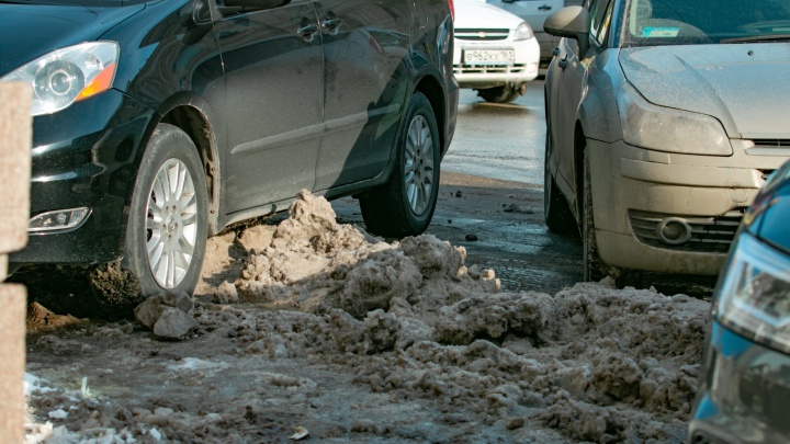 Деньги закончились: расчистка зимних дорог в четырех районах Ростовской области под угрозой