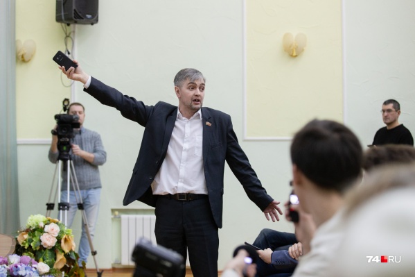 Депутат Роман Никитин не мог сдержать эмоций. Во время презентации генплана он не раз перебивал докладчика своими замечаниями Депутат Роман Никитин не мог сдержать эмоций. Во время презентации генплана он не раз перебивал докладчика своими замечаниями