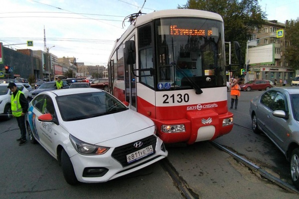 Иномарка поворачивала с улицы Ватутина на Блюхера Иномарка поворачивала с улицы Ватутина на Блюхера
