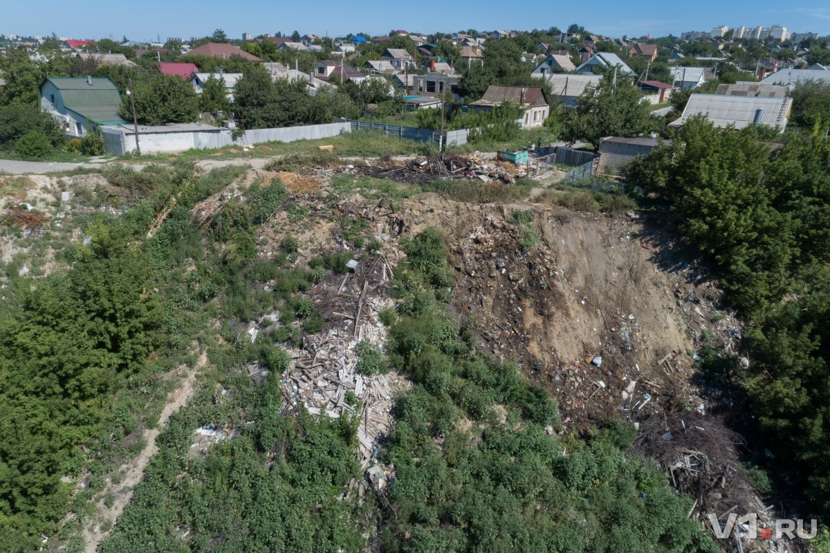 «Мусор ползет в овраг»: поселок в Краснооктябрьском районе Волгограда задыхается из-за старой свалки