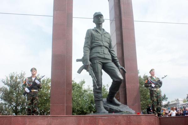 В Красноярске в честь жителей, погибших в Афганистане, установлен памятник Воину-интернационалисту В Красноярске в честь жителей, погибших в Афганистане, установлен памятник Воину-интернационалисту