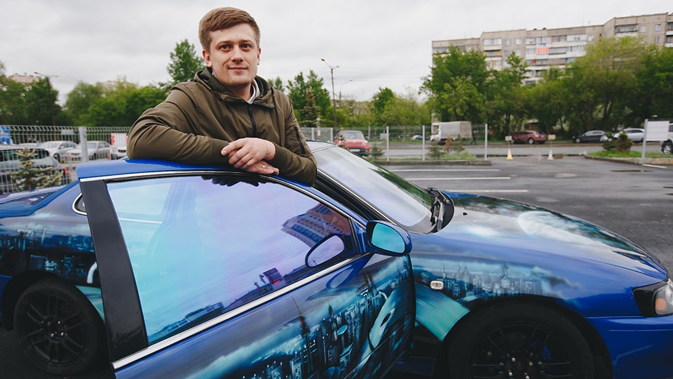 Андрей, владелец «Тойоты» с космической аэрографией: «Лёва для нас — как член семьи. Каждый день выручает, даже в минус 35 запускается без проблем. Мы и путешествуем вместе: на юге были, в Крыму. Я уверен в нём как в себе самом» Андрей, владелец «Тойоты» с космической аэрографией: «Лёва для нас — как член семьи. Каждый день выручает, даже в минус 35 запускается без проблем. Мы и путешествуем вместе: на юге были, в Крыму. Я уверен в нём как в себе самом»