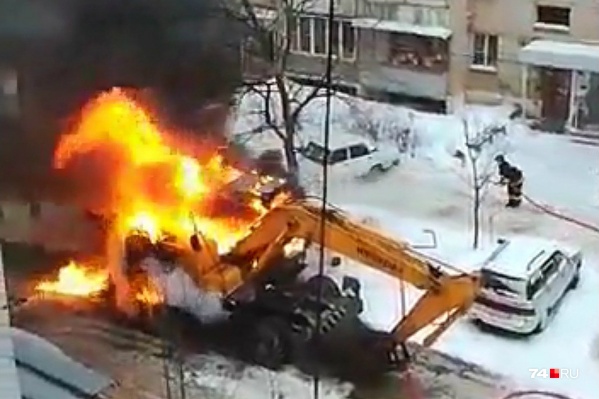 Спасатели помогли эвакуировать машины с парковки подальше от огня Спасатели помогли эвакуировать машины с парковки подальше от огня