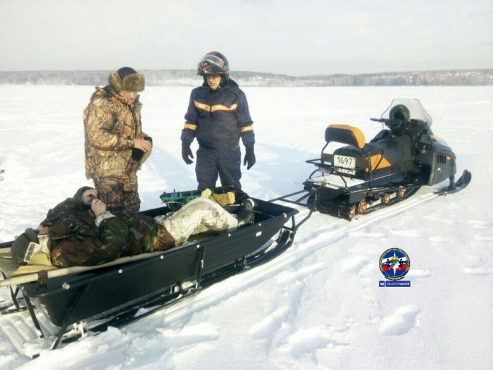 Рыбака вывезли с помощью снегохода и транспортировочных санок Рыбака вывезли с помощью снегохода и транспортировочных санок