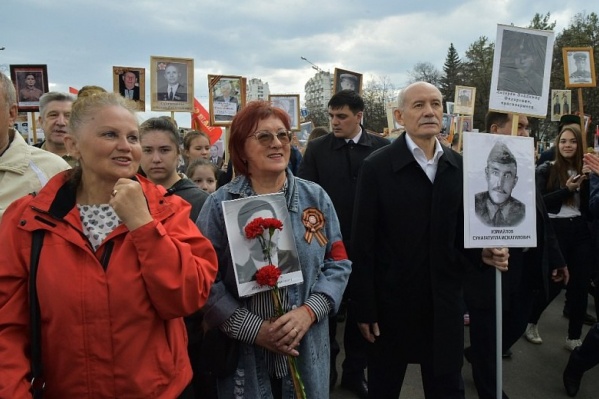 В руках руководителя портрет деда В руках руководителя портрет деда