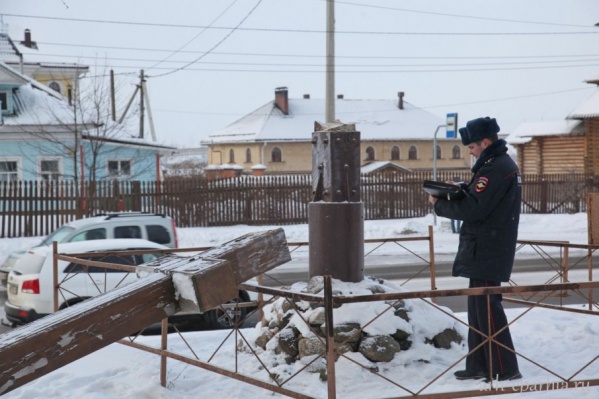 Крест срубили топором шесть лет назад, после чего он был укреплен, но это его не спасло Крест срубили топором шесть лет назад, после чего он был укреплен, но это его не спасло