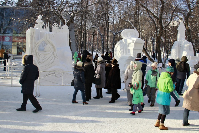 В этом году место проведения фестиваля изменилось — скульптуры стоят за зданием Краеведческого музея В этом году место проведения фестиваля изменилось — скульптуры стоят за зданием Краеведческого музея