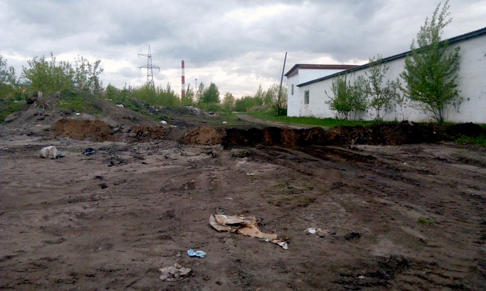 Въезд на площадку возле ДЭУ со стороны Советского шоссе перекрыли рвом Въезд на площадку возле ДЭУ со стороны Советского шоссе перекрыли рвом