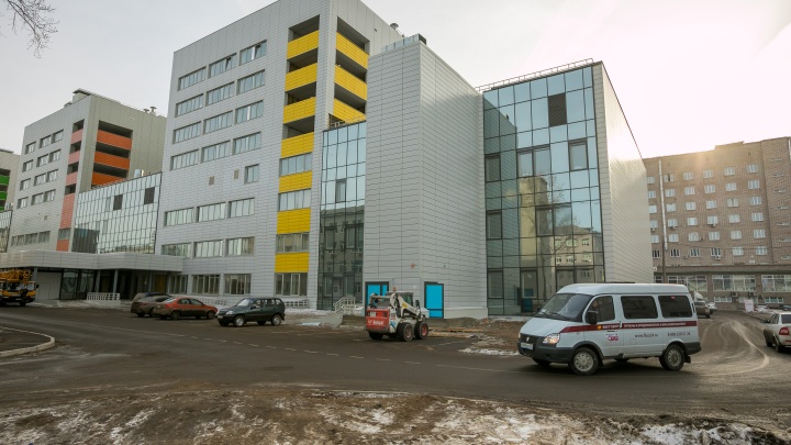Мэрия требует с «Сибиряка» 9 миллионов за просроченный ремонт краевой больницы