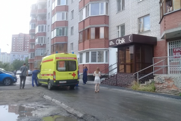 По предварительным данным, мальчик облокотился на москитную сетку, когда смотрел на улицу из окна По предварительным данным, мальчик облокотился на москитную сетку, когда смотрел на улицу из окна