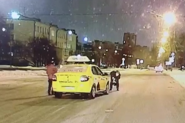 Девочку увезли в «девятку» Девочку увезли в «девятку»
