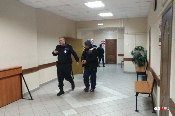 Налоговик прятал лицо от камер Налоговик прятал лицо от камер