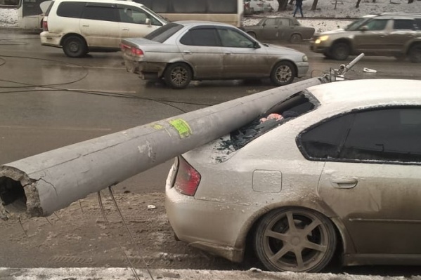 Упавшие столбы разбили «Ниссан», «Субару» и автобус Упавшие столбы разбили «Ниссан», «Субару» и автобус
