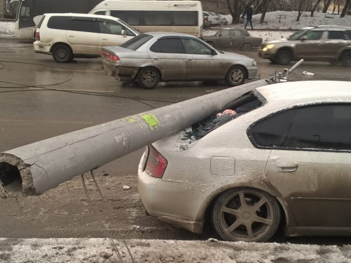 Упавшие столбы разбили «Ниссан», «Субару» и автобус Упавшие столбы разбили «Ниссан», «Субару» и автобус