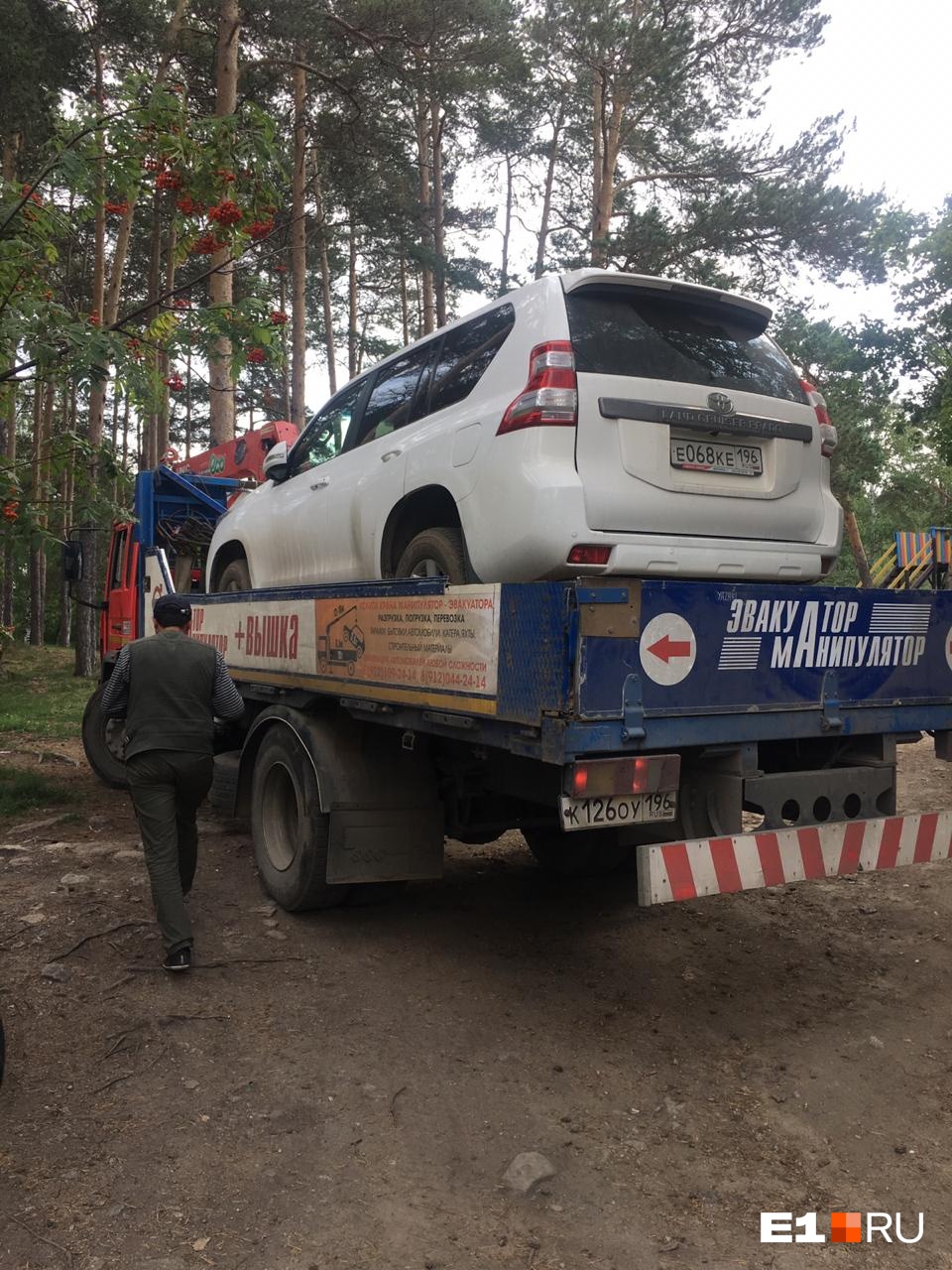 Судебные приставы за долги забрали дорогие автомобили у семьи владельцев базы «Карасики»
