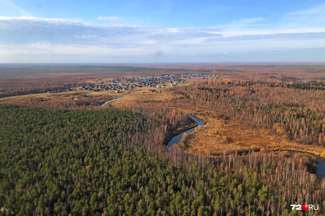 В небольшой деревне в Заболотье живет порядка 300 человек. Сейчас добраться до Ачир можно только на вертолете, который летает из Тобольска раз в неделю. Зимой есть еще один путь — по зимнику В небольшой деревне в Заболотье живет порядка 300 человек. Сейчас добраться до Ачир можно только на вертолете, который летает из Тобольска раз в неделю. Зимой есть еще один путь — по зимнику