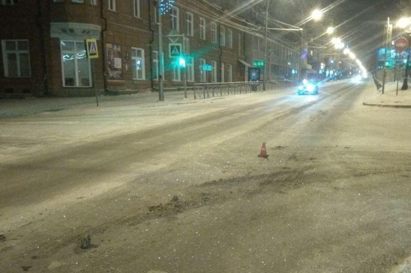 Авария произошла минувшей ночью на Красном проспекте Авария произошла минувшей ночью на Красном проспекте 