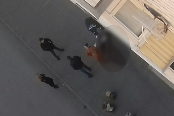 Юные волгоградки беседовали на крыше девятиэтажки о проблемах в личной жизни Юные волгоградки беседовали на крыше девятиэтажки о проблемах в личной жизни