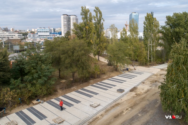 В сквере Александры Пахмутовой уже собрали пианино В сквере Александры Пахмутовой уже собрали пианино