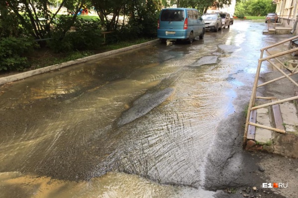 Холодная вода пошла к жилым домам Холодная вода пошла к жилым домам