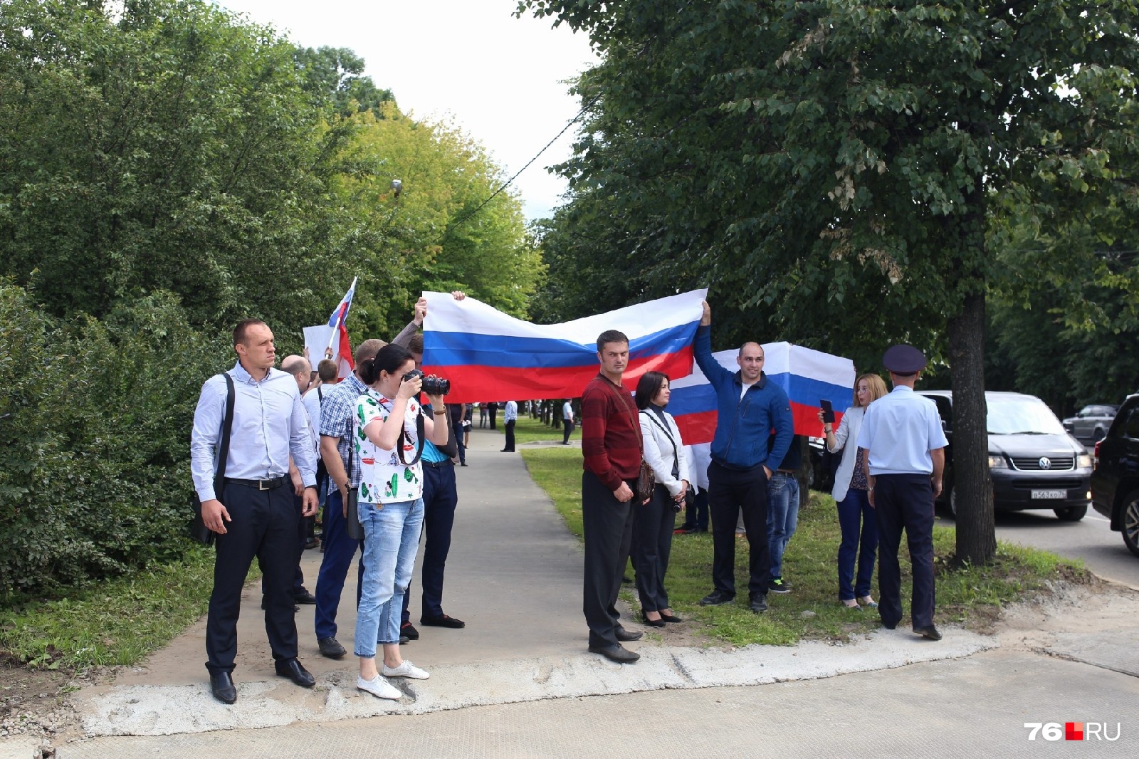 Но чиновники не увидели пикетчика. Его вместе с плакатом, когда приехала делегация, загородили большим триколором. Но чиновники не увидели пикетчика. Его вместе с плакатом, когда приехала делегация, загородили большим триколором.