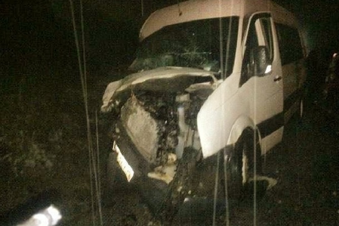 Пассажиры микроавтобуса и его водитель не пострадали, хотя машина получила серьезные повреждения