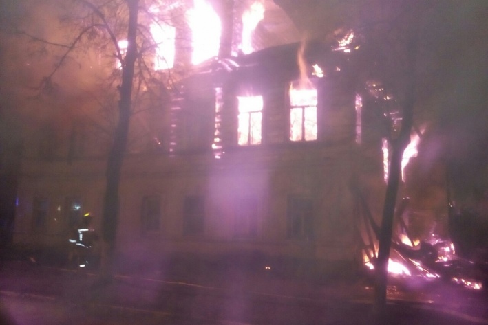 Страшный пожар в Ростове Великом унес жизни восьми человек Страшный пожар в Ростове Великом унес жизни восьми человек