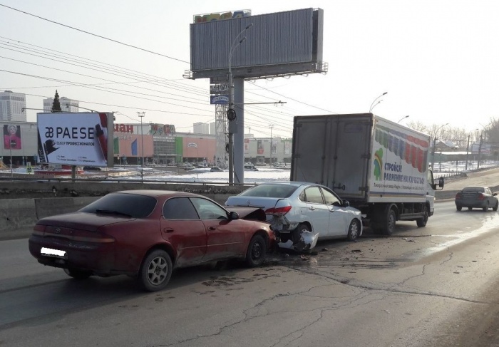 ДТП случилось в половине одиннадцатого: в аварии сошлись три автомобиля ДТП случилось в половине одиннадцатого: в аварии сошлись три автомобиля