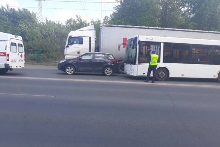 Виновника аварии установят сотрудники ГИБДД Виновника аварии установят сотрудники ГИБДД