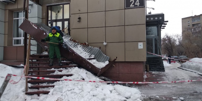 Козырёк рухнул прямо на сибирячку Козырёк рухнул прямо на сибирячку