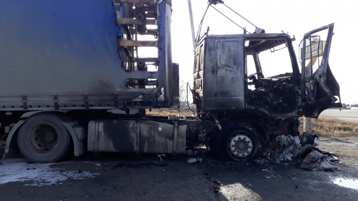 «Пламя распространялось стремительно»: на трассе сгорела фура вместе с водителем