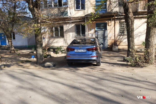 Нет лучше места для парковки, чем вход в подъезд Нет лучше места для парковки, чем вход в подъезд
