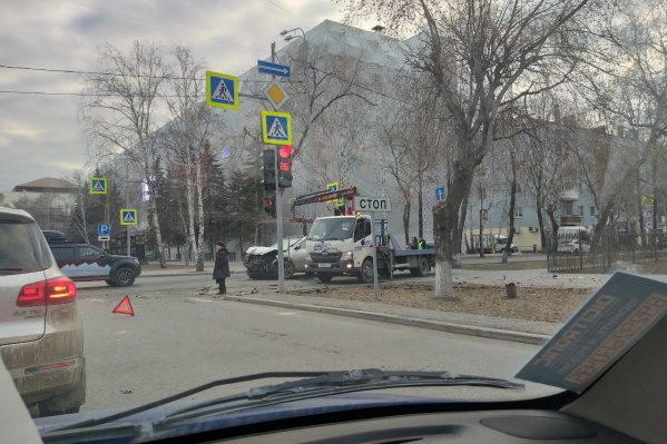KIA и Mitsubishi столкнулись около пяти утра на пустом перекрестке KIA и Mitsubishi столкнулись около пяти утра на пустом перекрестке 