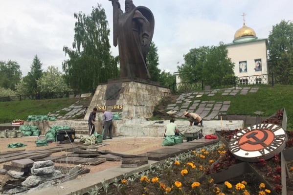 Рабочие должны отремонтировать и постамент памятника — за 656 тысяч рублей Рабочие должны отремонтировать и постамент памятника — за 656 тысяч рублей 