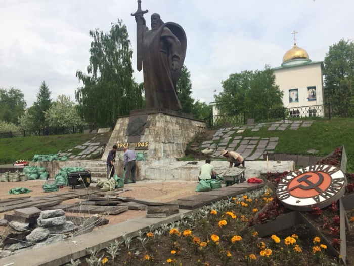 Рабочие должны отремонтировать и постамент памятника — за 656 тысяч рублей Рабочие должны отремонтировать и постамент памятника — за 656 тысяч рублей