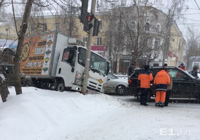Водитель грузовика не ожидал, что на его полосу вырулит кроссовер Водитель грузовика не ожидал, что на его полосу вырулит кроссовер
