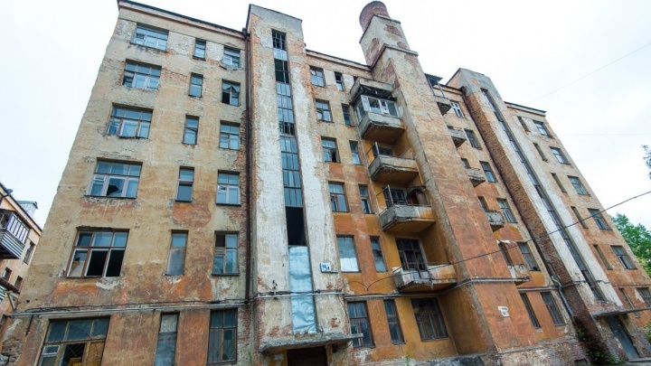 "Начали огораживать, вынесли стёкла": в центре Екатеринбурга снесут шестиэтажный дом элиты МВД