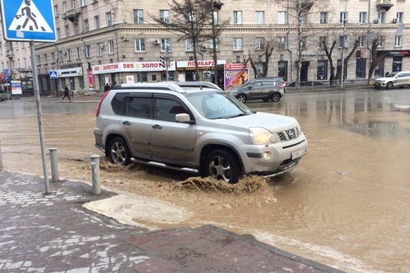 Проезжую часть в центре города затопило мутной водой Проезжую часть в центре города затопило мутной водой