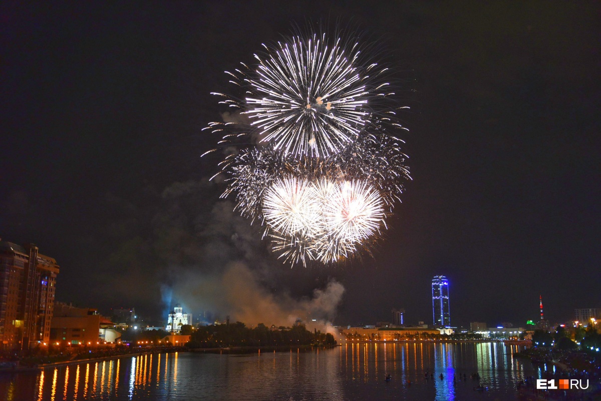 День города в Екатеринбурге закончился коротким салютом и длинными пробками