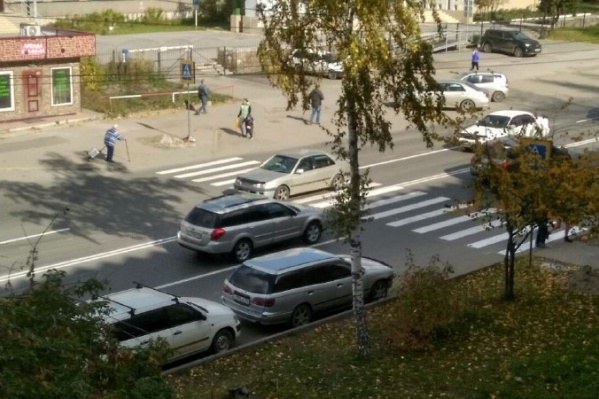 Вчера рядом с этим пешеходным переходом случилось смертельное ДТП: под автобус попал мальчик на велосипеде Вчера рядом с этим пешеходным переходом случилось смертельное ДТП: под автобус попал мальчик на велосипеде