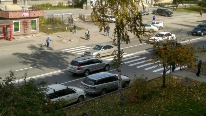 Вчера рядом с этим пешеходным переходом случилось смертельное ДТП: под автобус попал мальчик на велосипеде Вчера рядом с этим пешеходным переходом случилось смертельное ДТП: под автобус попал мальчик на велосипеде
