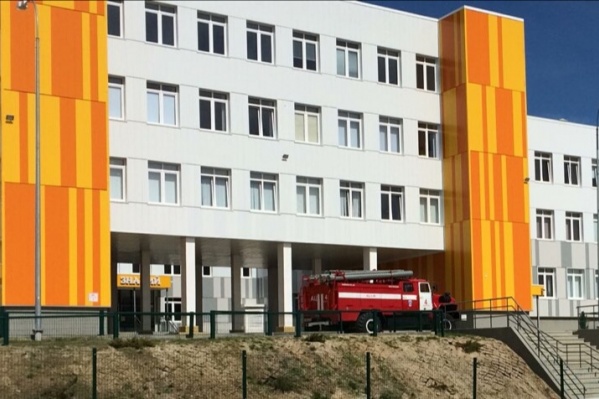 По словам горожан, детей выводят на улицу без вещей и верхней одежды По словам горожан, детей выводят на улицу без вещей и верхней одежды 