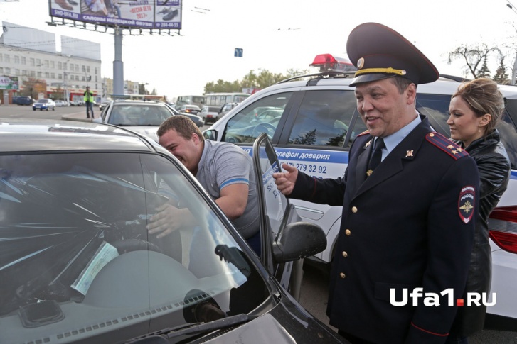 Динар Гильмутдинов лично сдирал тонировку с автомобилей Динар Гильмутдинов лично сдирал тонировку с автомобилей