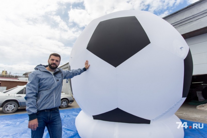 В компании Артёма Мазанова планировали сделать 18 уменьшенных копий гигантского мяча