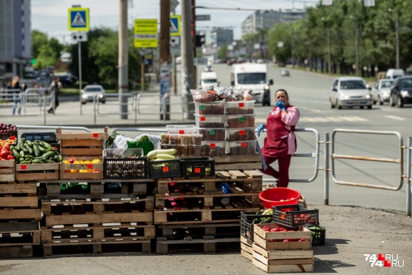 Торговцы занимают центральные улицы города и бесстрашно сбывают товар весь сезон Торговцы занимают центральные улицы города и бесстрашно сбывают товар весь сезон