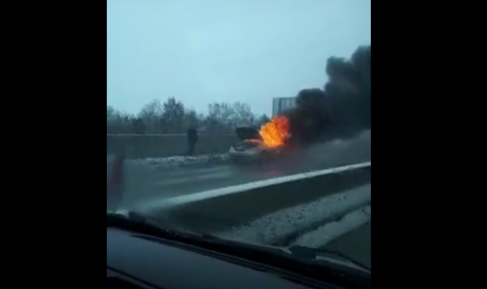 Автомобиль горит в районе посёлка Геологов Автомобиль горит в районе посёлка Геологов