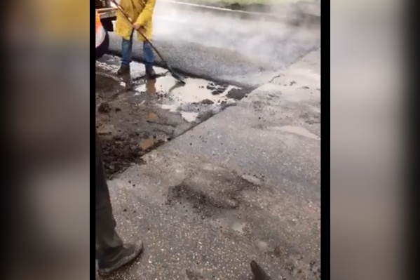 Рабочий лопаткой пытается сделать лужу поменьше Рабочий лопаткой пытается сделать лужу поменьше